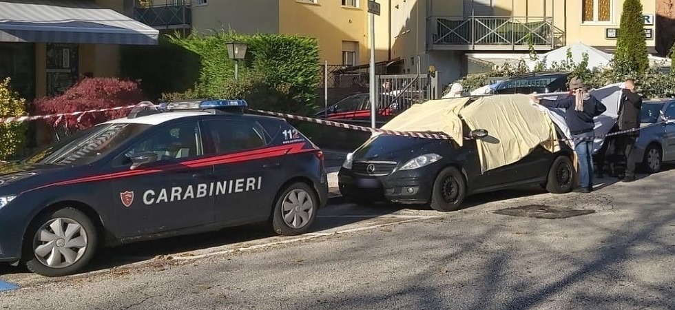 Trovato il cadavere di una ragazza in un'auto davanti all'Ospedale, area isolata e carabinieri sul posto